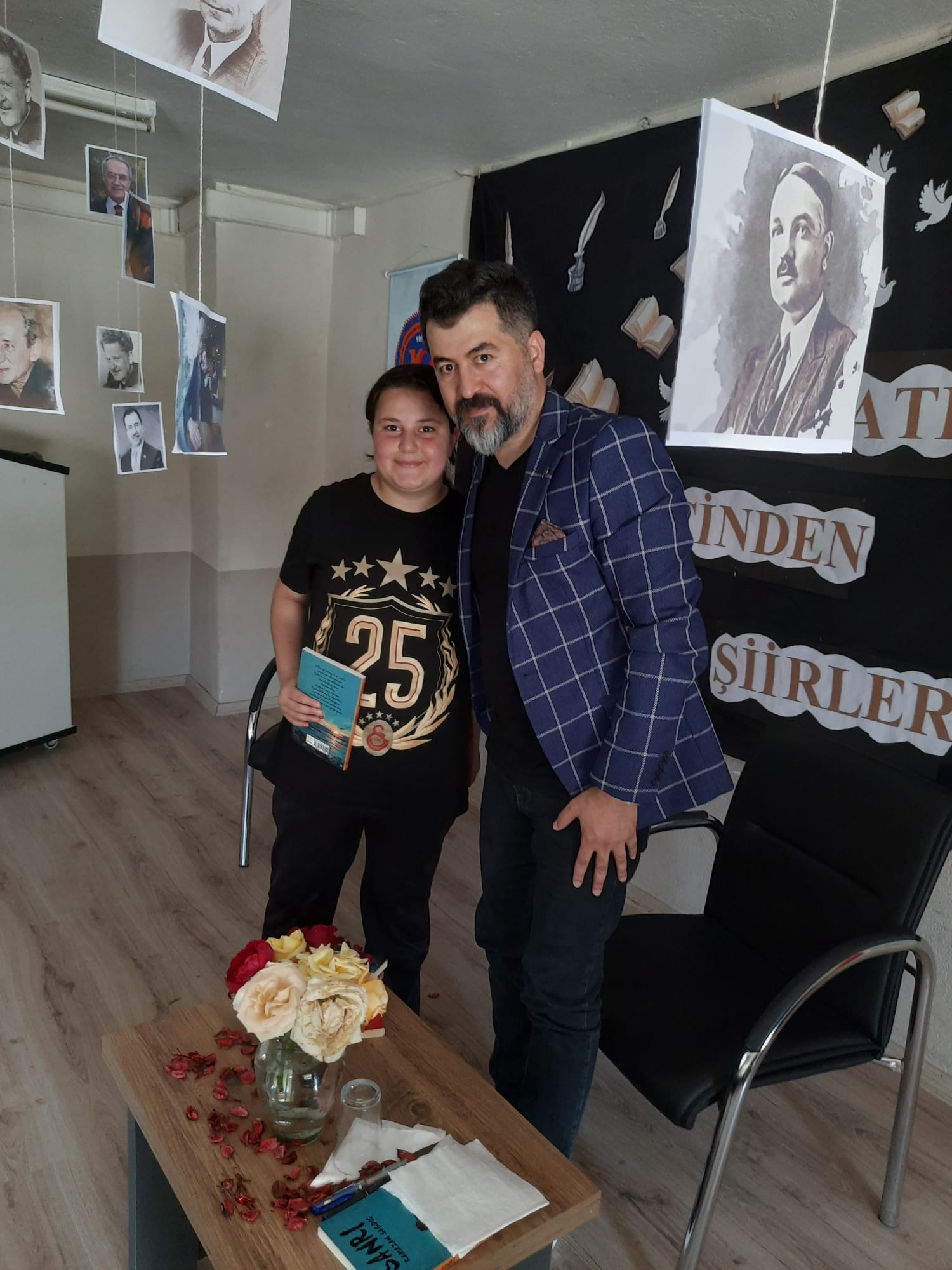 Yazar Ramazan Sağdıç Şiir Dinletisi Sonrası Öğrencilere Kitap İmzalarken