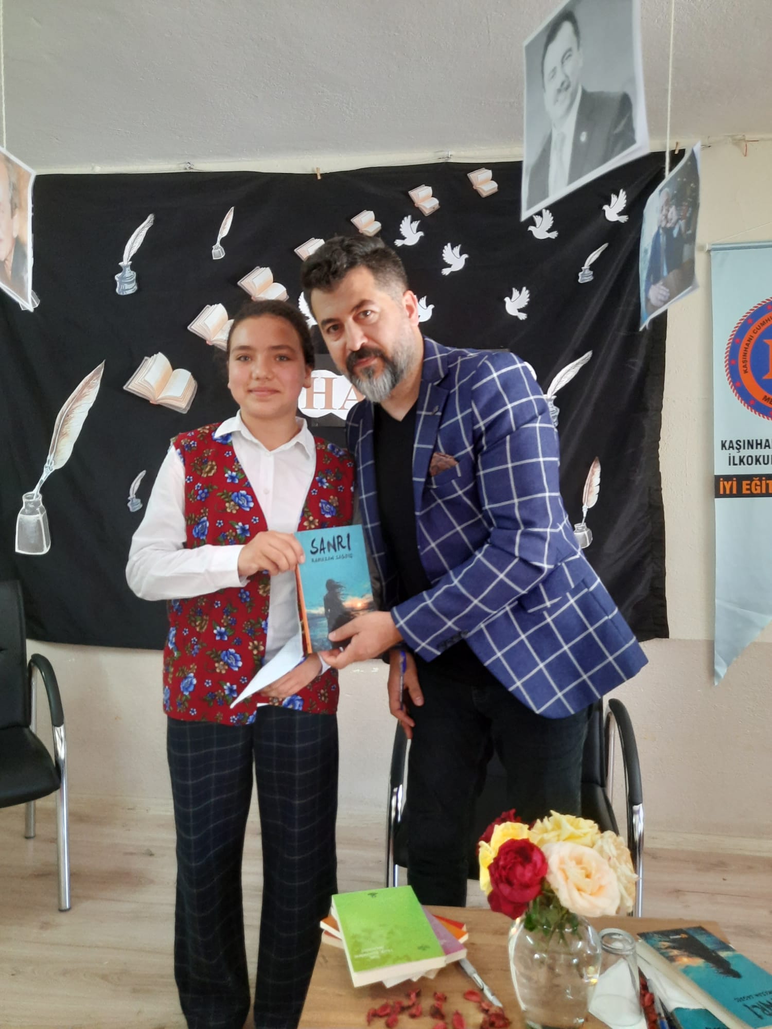 Yazar Ramazan Sağdıç Şiir Dinletisi Sonrası Öğrencilere Kitap İmzalarken