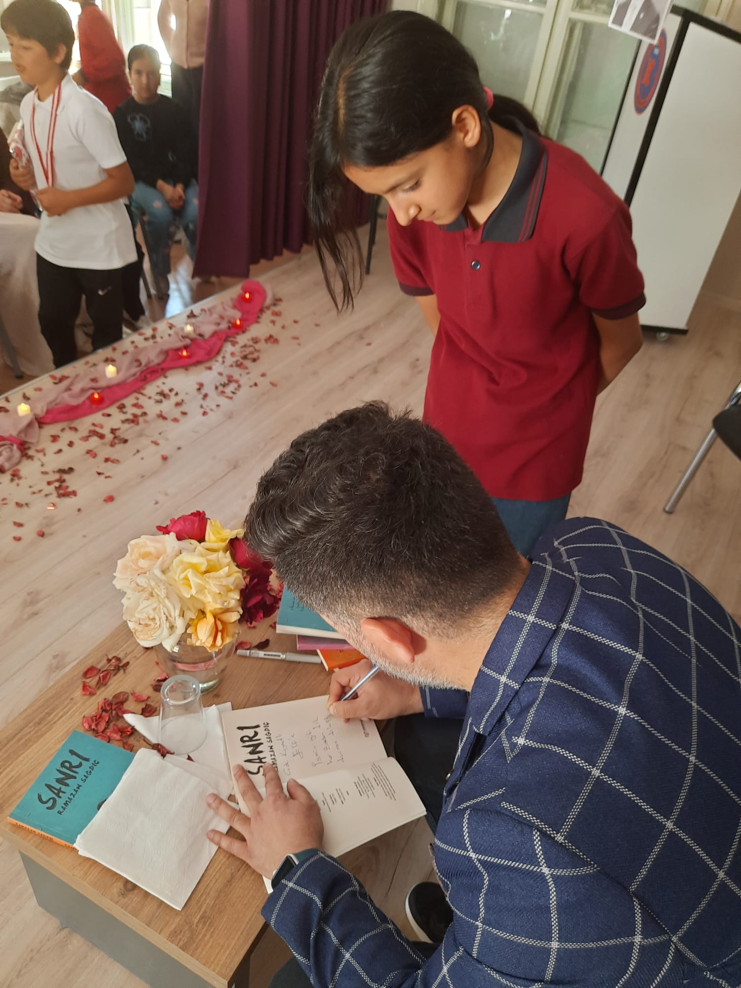 Yazar Ramazan Sağdıç Şiir Dinletisi Sonrası Öğrencilere Kitap İmzalarken