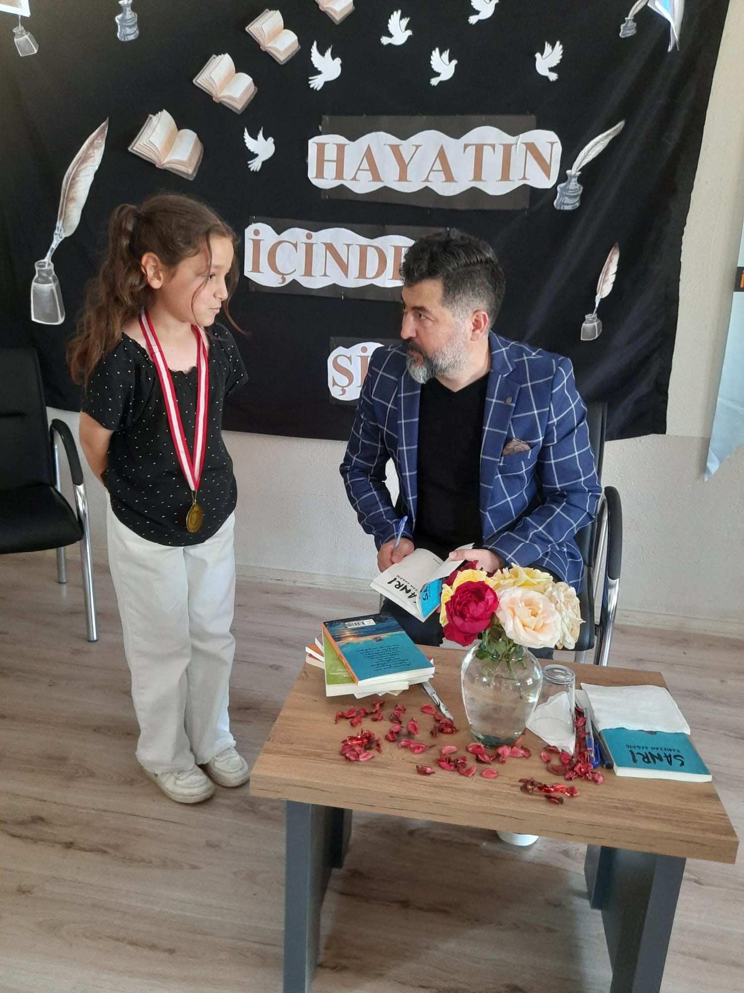 Yazar Ramazan Sağdıç Şiir Dinletisi Sonrası Öğrencilere Kitap İmzalarken