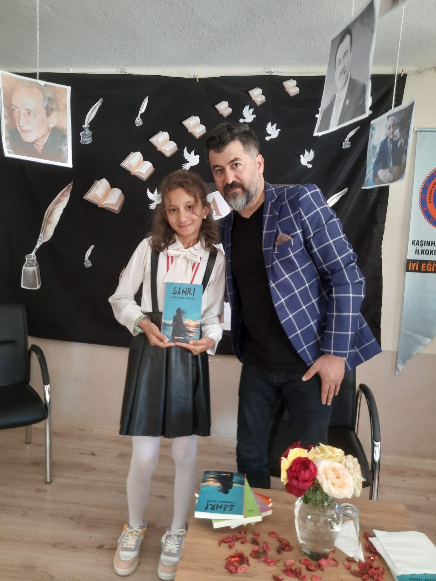 Yazar Ramazan Sağdıç Şiir Dinletisi Sonrası Öğrencilere Kitap İmzalarken