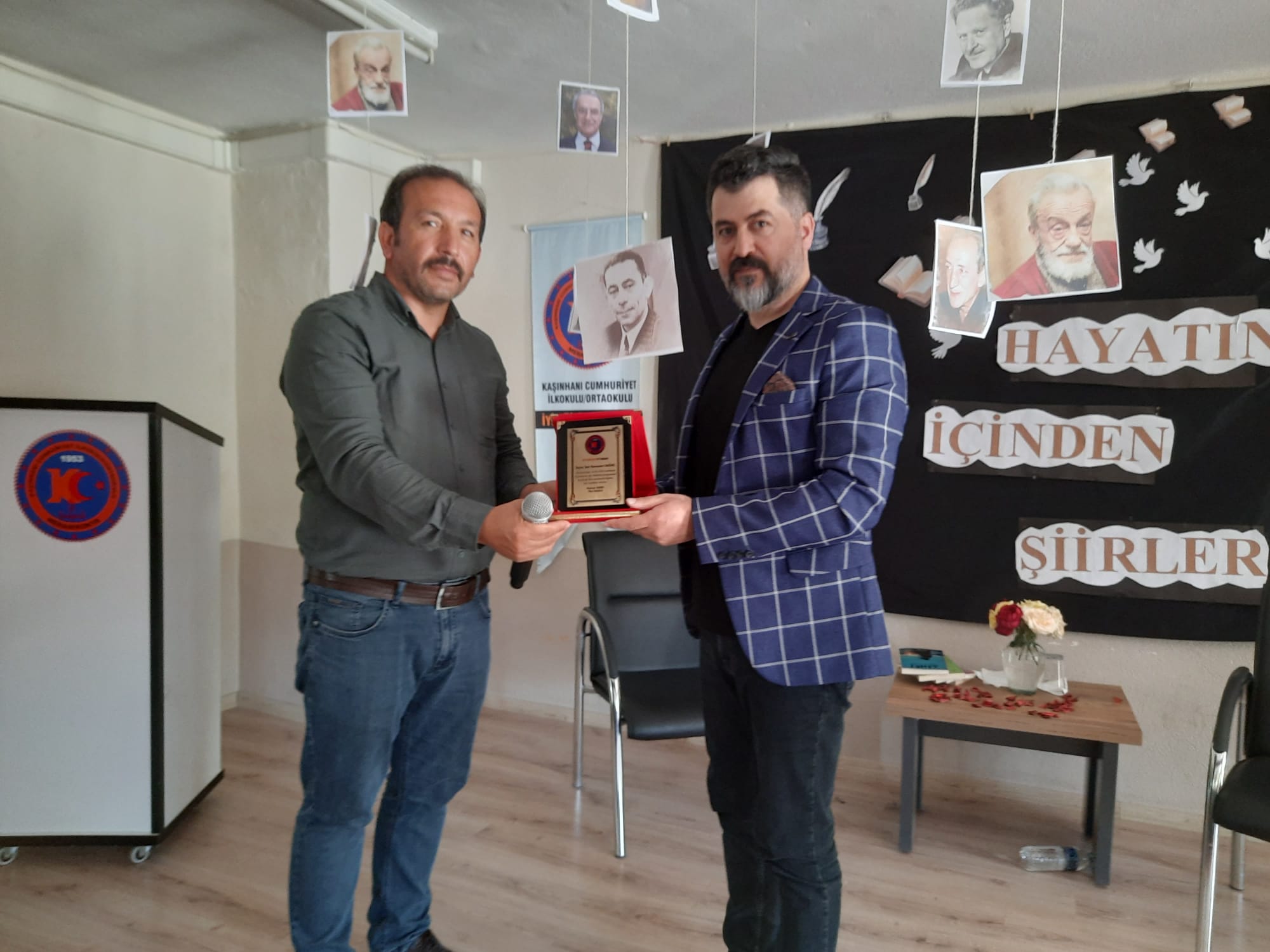 Okul Müdürü Mehmet Mısırlı Plaket Verdi